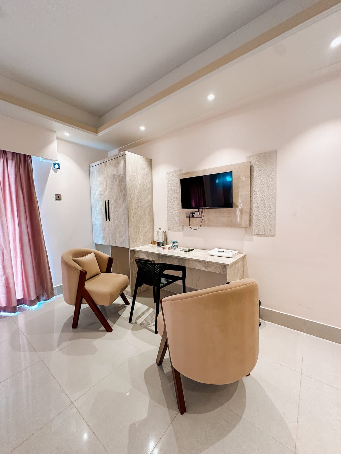 In-room lounge and tea corner by the window