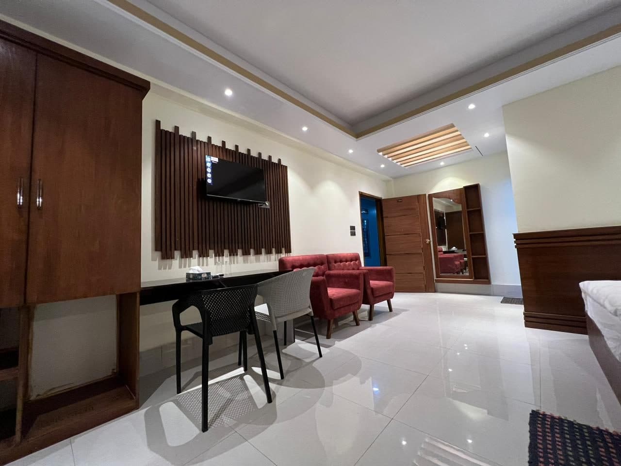 Lounge seating with a slatted media wall